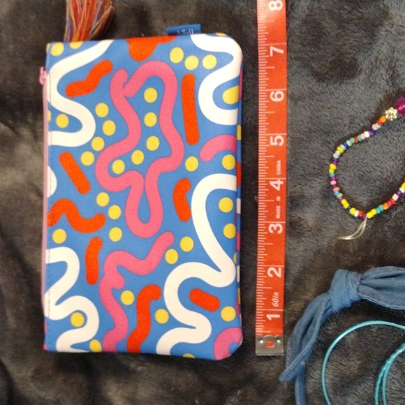 Small Multicolored Makeup Bag and Goodies - Picture 5 of 8